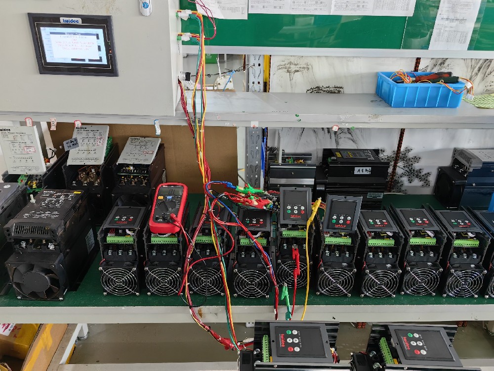 晶闸管在互换电力调整器中是若何实现电压调节的？
